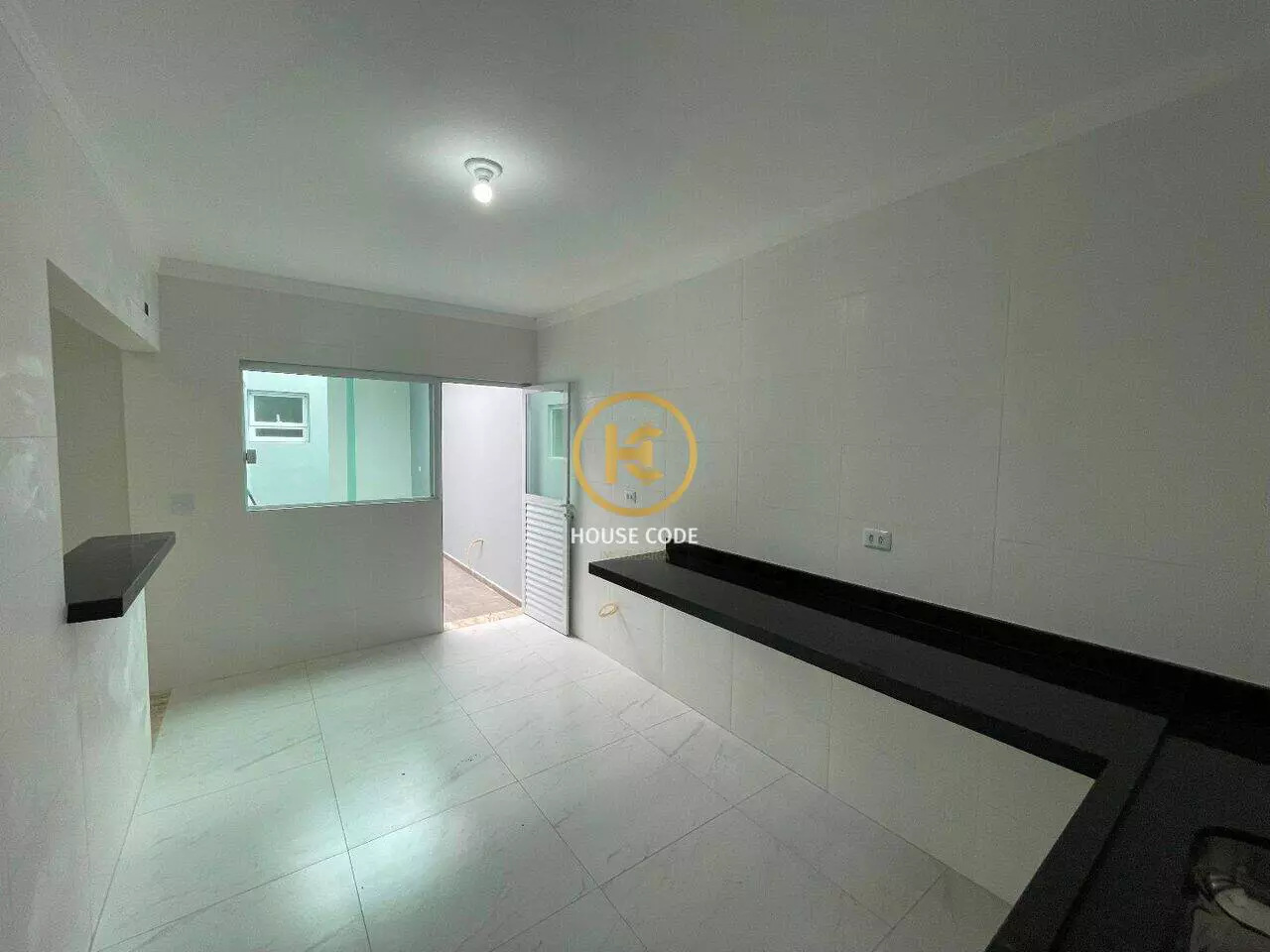 Apartamento na Balneário Stella Maris com 98 m², suíte, varanda, condomínio com piscina e a 500 metros da praia.