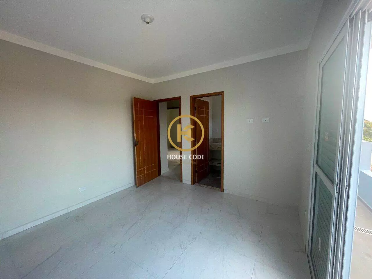 Apartamento na Balneário Stella Maris com 98 m², suíte, varanda, condomínio com piscina e a 500 metros da praia.