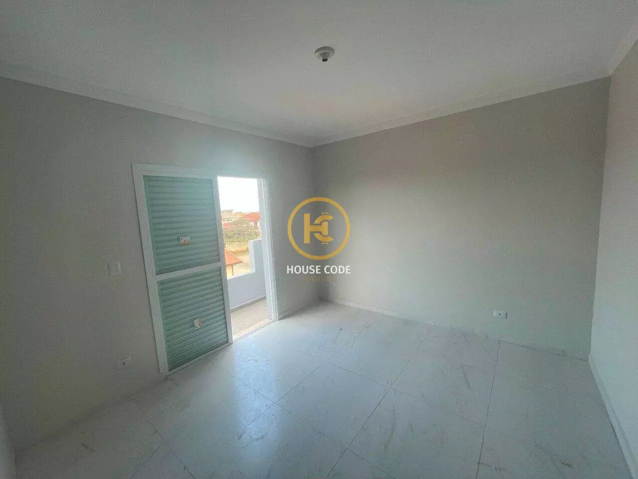 Apartamento na Balneário Stella Maris com 98 m², suíte, varanda, condomínio com piscina e a 500 metros da praia.