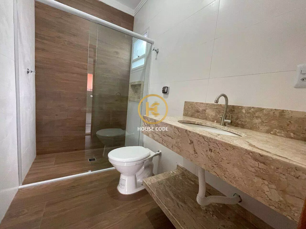 Apartamento na Balneário Stella Maris com 98 m², suíte, varanda, condomínio com piscina e a 500 metros da praia.