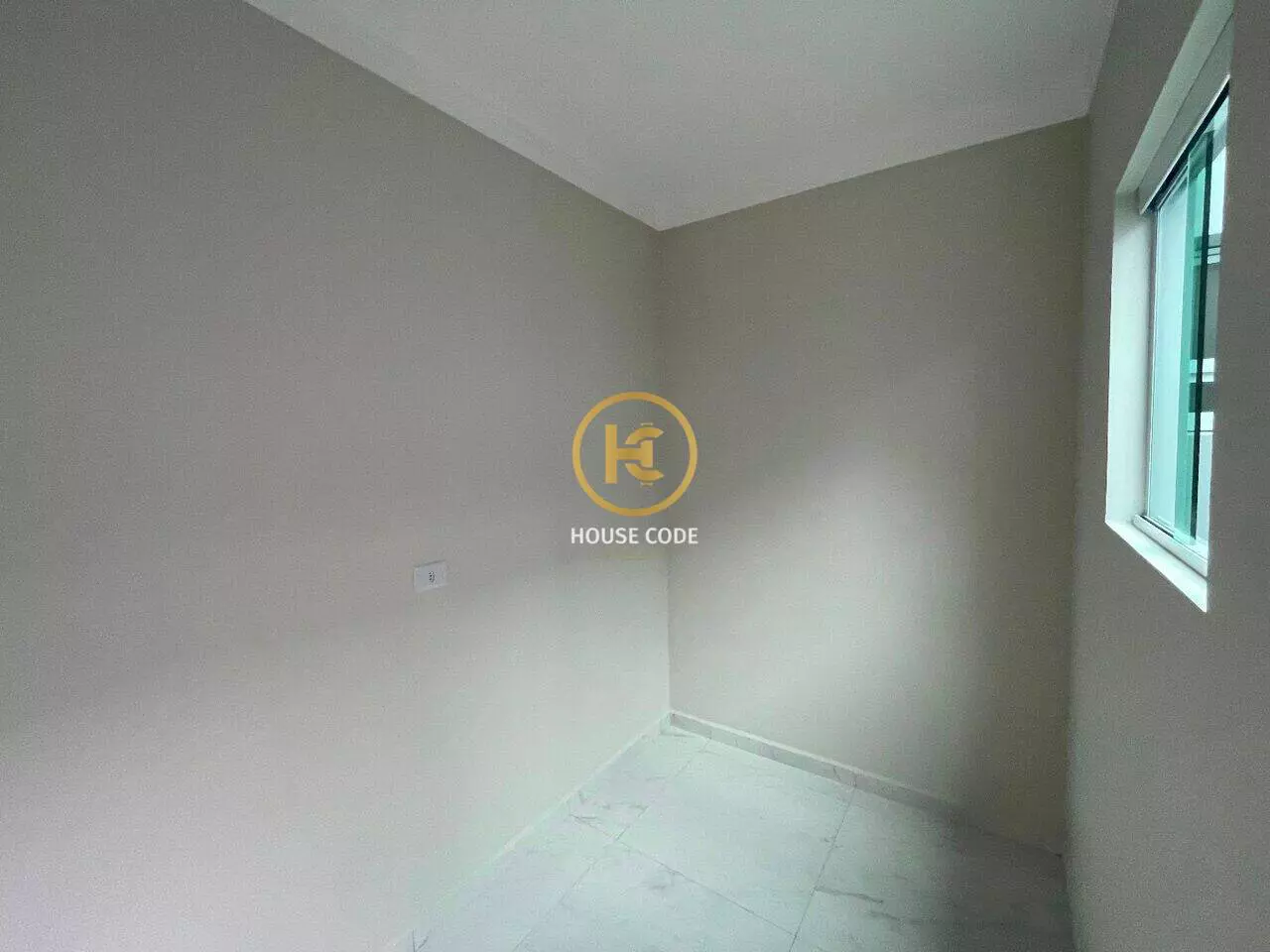 Apartamento na Balneário Stella Maris com 98 m², suíte, varanda, condomínio com piscina e a 500 metros da praia.