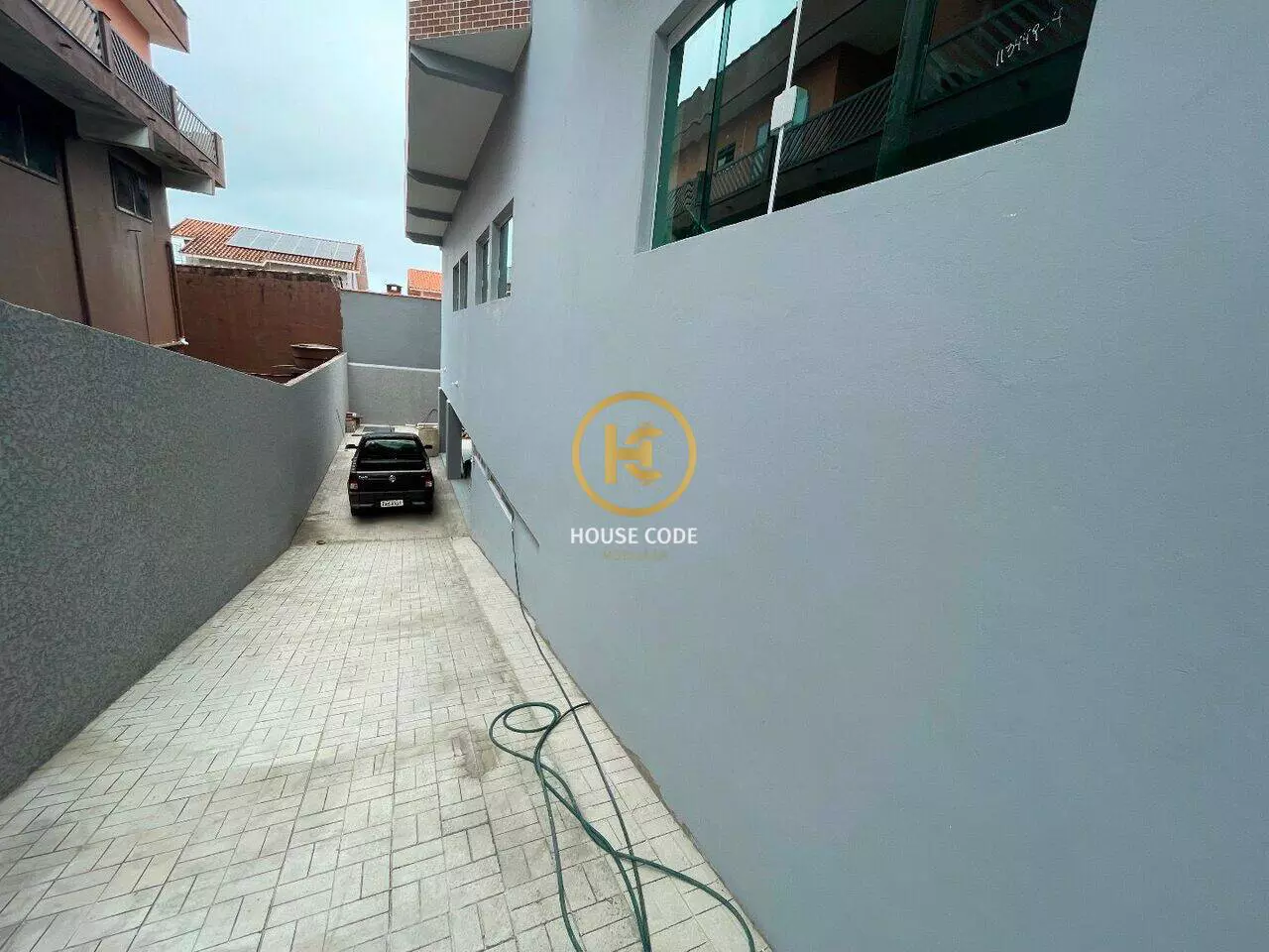 Apartamento na Balneário Stella Maris com 98 m², suíte, varanda, condomínio com piscina e a 500 metros da praia.