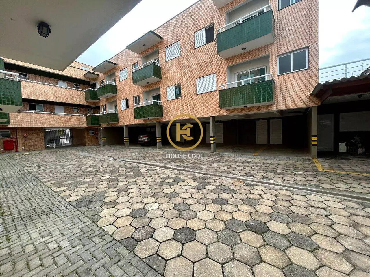 Apartamento na Cidade Balneária Peruíbe-Scipel para aluguel definitivo, a 30 metros da praia, com suíte e cozinha integrada.