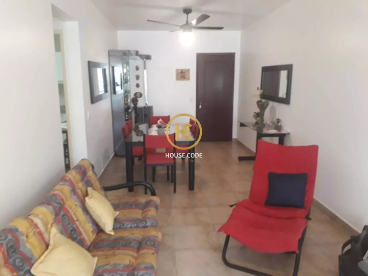 Apartamento no Jardim Virginia em Guarujá com 82 m², dois dormitórios, sacada, suíte e localizado a uma quadra da praia.