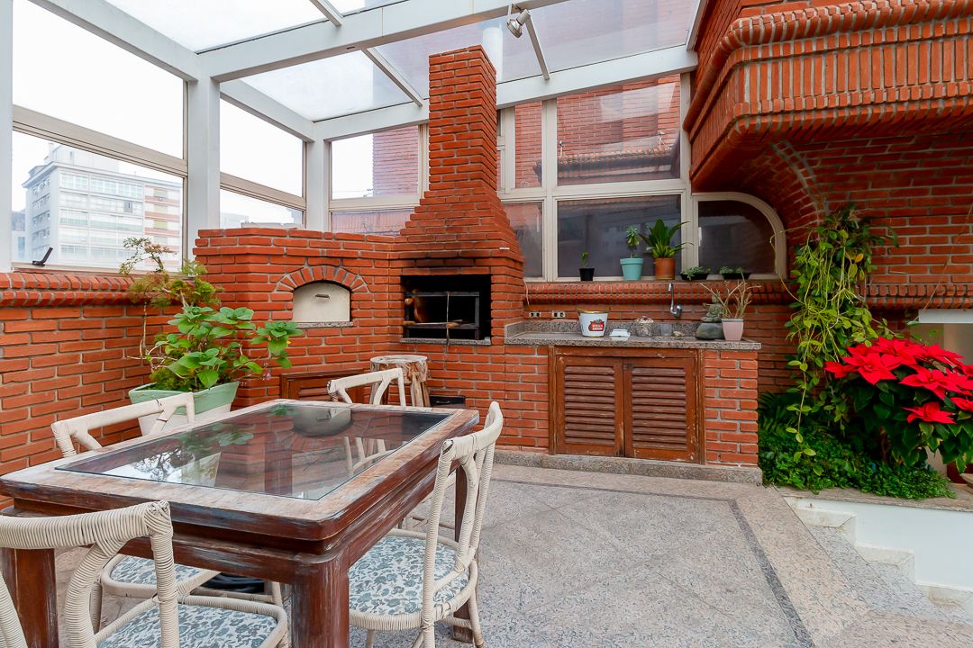 Cobertura duplex na Consolação com 580 m², piscina privativa, área gourmet coberta, quatro suítes e vista panorâmica de São Paulo.