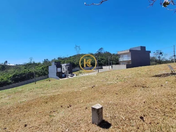 Terreno plano em condomínio fechado no Jardim Atalaia, Cotia, com 125 m², localização estratégica e fácil acesso à Rodovia Raposo Tavares.