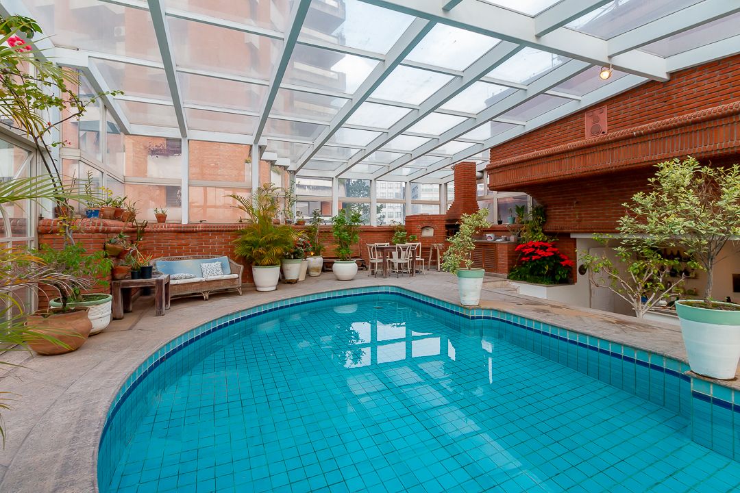 Cobertura duplex na Consolação com 580 m², piscina privativa, área gourmet coberta, quatro suítes e vista panorâmica de São Paulo.