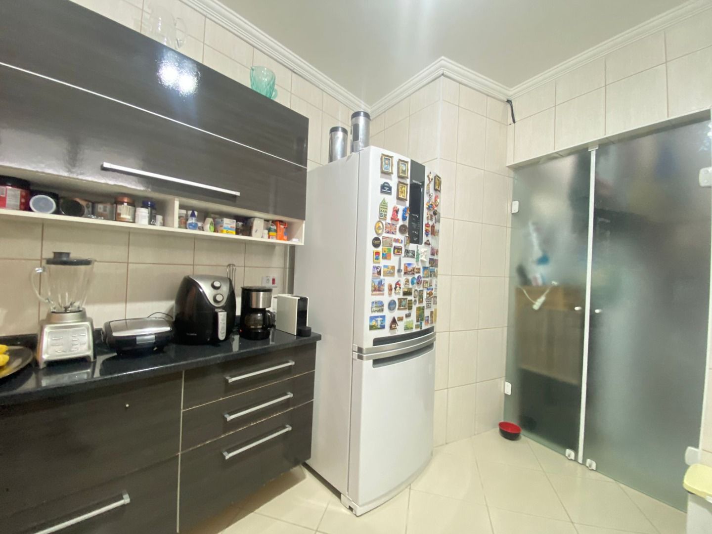 Apartamento Balneário Samburá – AP0314 Apartamento no Balneário Samburá, em Peruíbe, com 2 dormitórios, suíte, sacadas com vista para o mar, condomínio com lazer e segurança 24 horas.