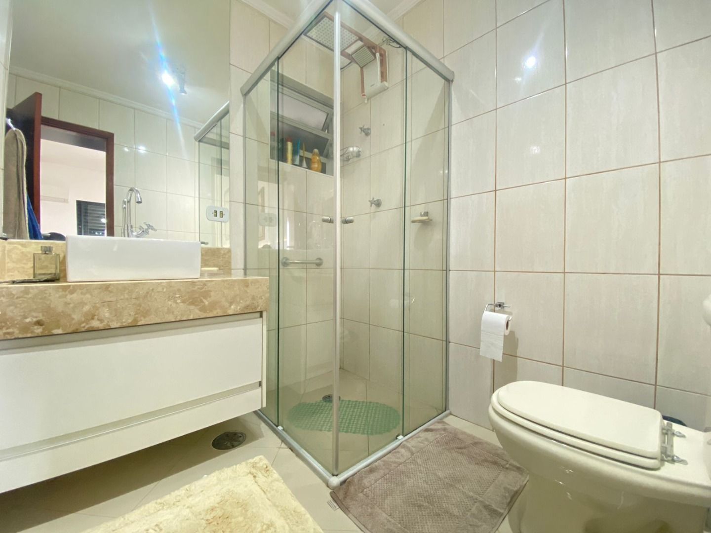 Apartamento Balneário Samburá – AP0314 Apartamento no Balneário Samburá, em Peruíbe, com 2 dormitórios, suíte, sacadas com vista para o mar, condomínio com lazer e segurança 24 horas.