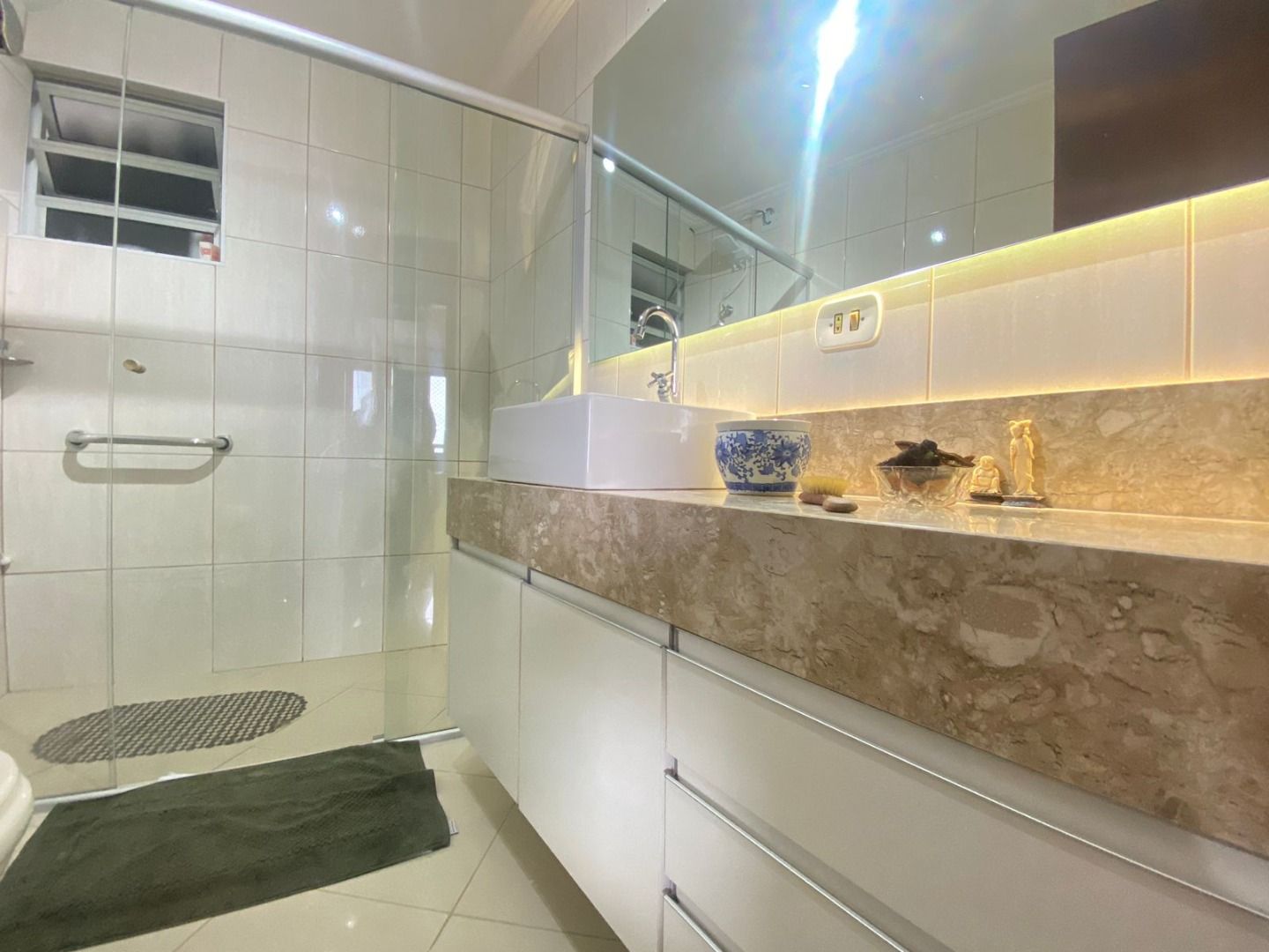 Apartamento Balneário Samburá – AP0314 Apartamento no Balneário Samburá, em Peruíbe, com 2 dormitórios, suíte, sacadas com vista para o mar, condomínio com lazer e segurança 24 horas.
