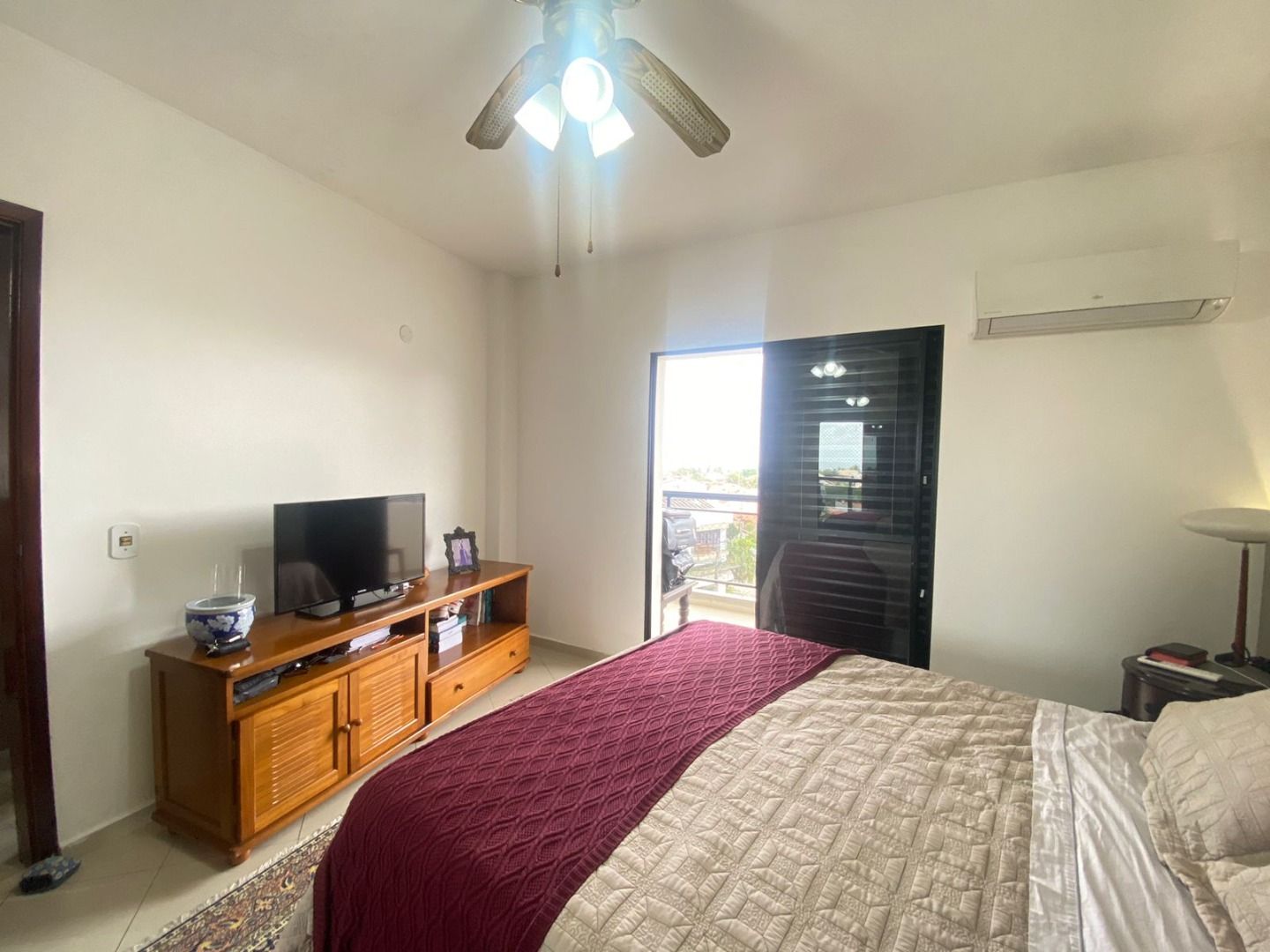 Apartamento Balneário Samburá – AP0314 Apartamento no Balneário Samburá, em Peruíbe, com 2 dormitórios, suíte, sacadas com vista para o mar, condomínio com lazer e segurança 24 horas.