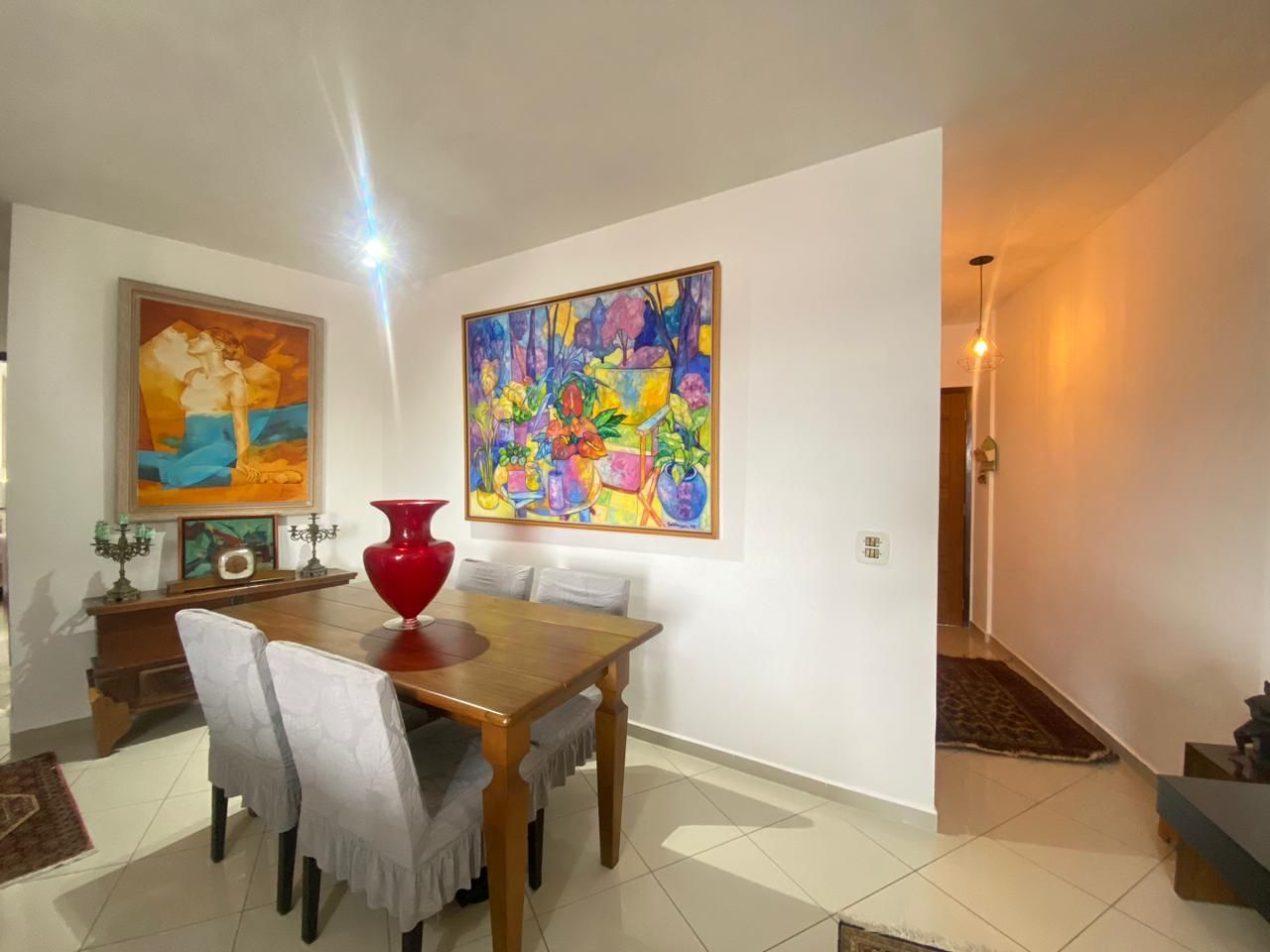 Apartamento Balneário Samburá – AP0314 Apartamento no Balneário Samburá, em Peruíbe, com 2 dormitórios, suíte, sacadas com vista para o mar, condomínio com lazer e segurança 24 horas.