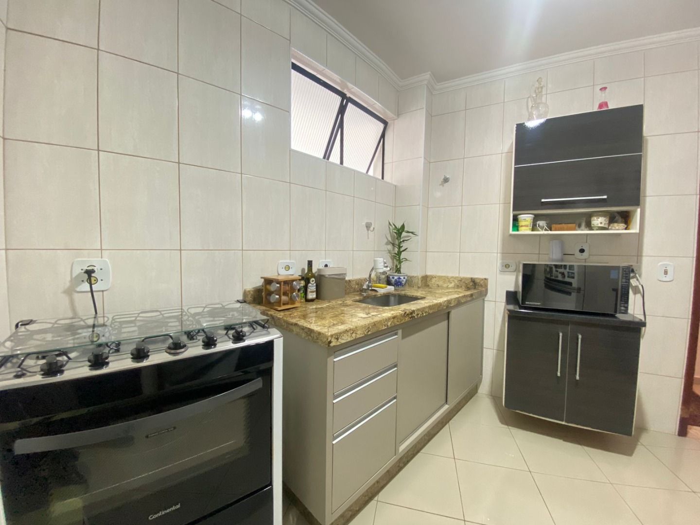 Apartamento Balneário Samburá – AP0314 Apartamento no Balneário Samburá, em Peruíbe, com 2 dormitórios, suíte, sacadas com vista para o mar, condomínio com lazer e segurança 24 horas.