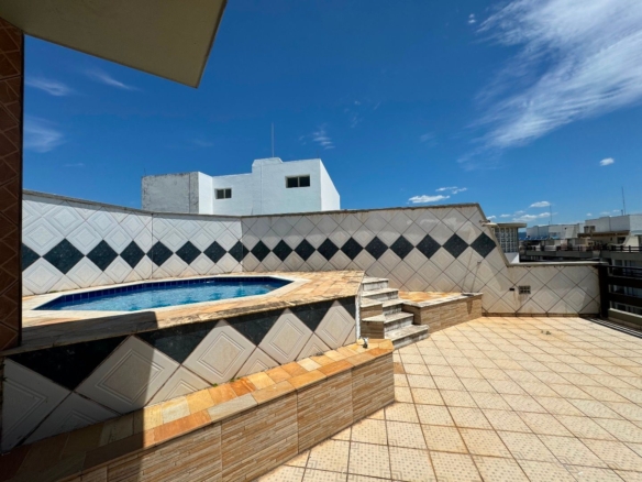 Cobertura no Balneário São João Batista, em Peruíbe, com 3 dormitórios, piscina privativa, sacada com vista para o mar e duas vagas de garagem.