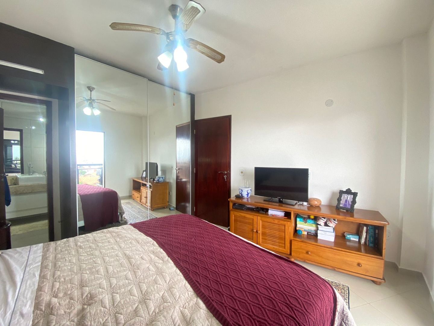 Apartamento Balneário Samburá – AP0314 Apartamento no Balneário Samburá, em Peruíbe, com 2 dormitórios, suíte, sacadas com vista para o mar, condomínio com lazer e segurança 24 horas.