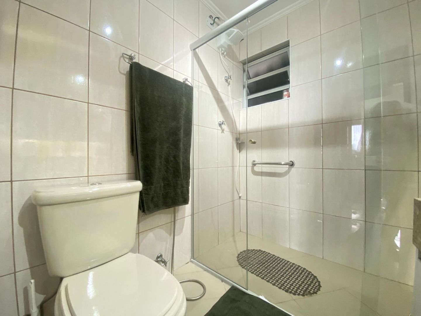 Apartamento Balneário Samburá – AP0314 Apartamento no Balneário Samburá, em Peruíbe, com 2 dormitórios, suíte, sacadas com vista para o mar, condomínio com lazer e segurança 24 horas.