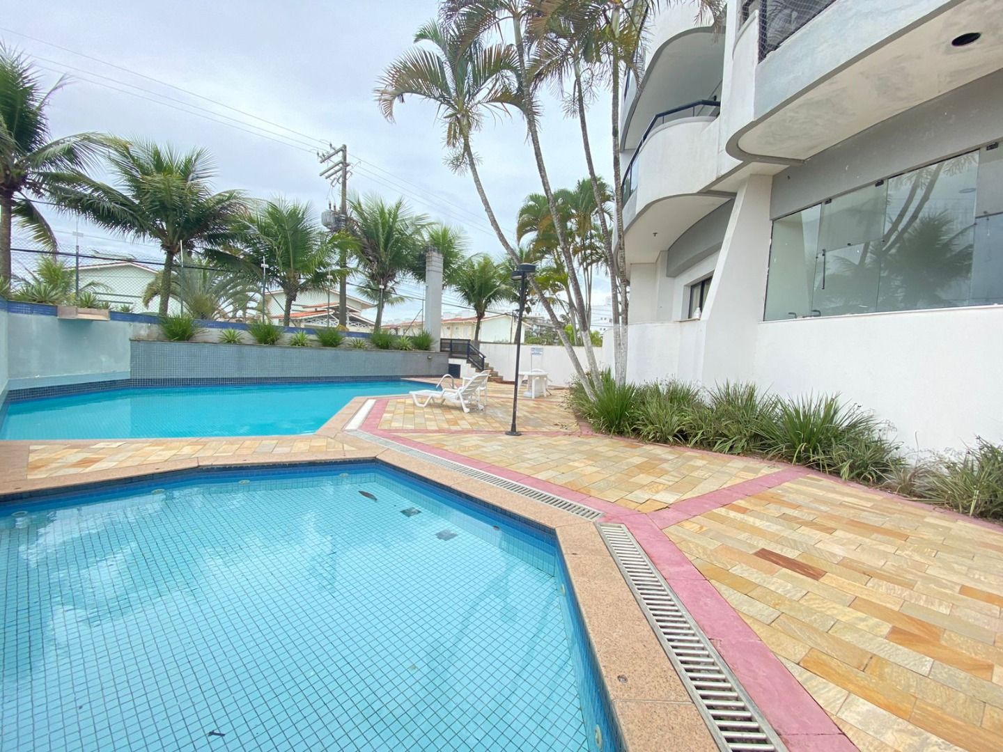 Apartamento Balneário Samburá – AP0314 Apartamento no Balneário Samburá, em Peruíbe, com 2 dormitórios, suíte, sacadas com vista para o mar, condomínio com lazer e segurança 24 horas.