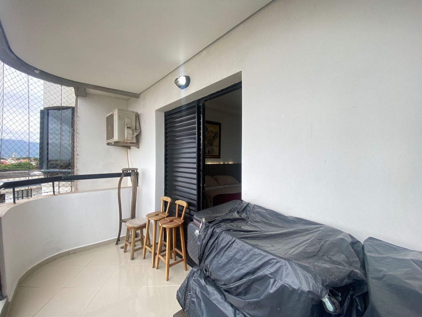 Apartamento Balneário Samburá – AP0314 Apartamento no Balneário Samburá, em Peruíbe, com 2 dormitórios, suíte, sacadas com vista para o mar, condomínio com lazer e segurança 24 horas.