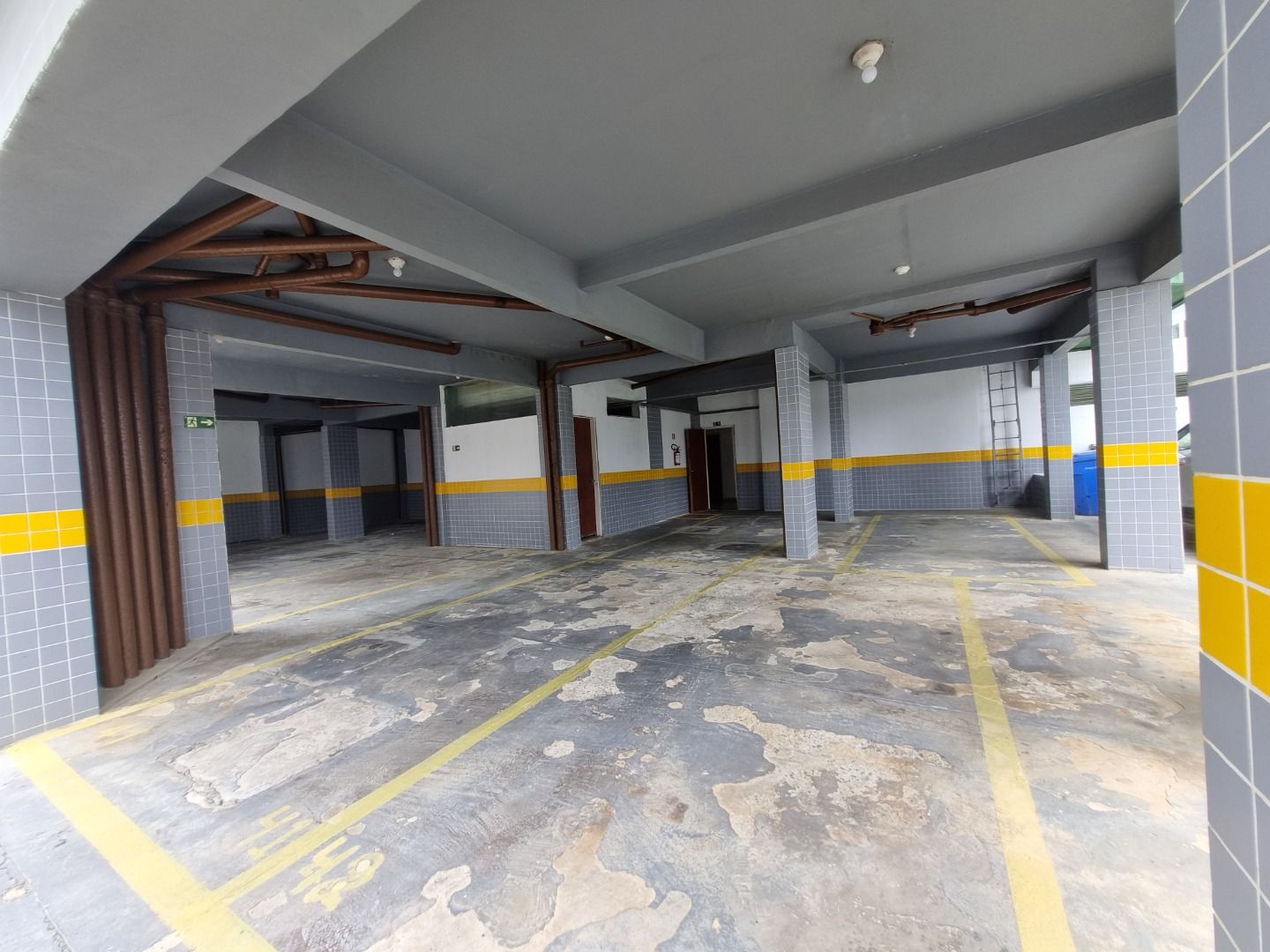Apartamento na Estância Balneária Belmira Nova em Peruíbe com 3 dormitórios, sacada, vista para o mar e localização a 200 metros da praia.