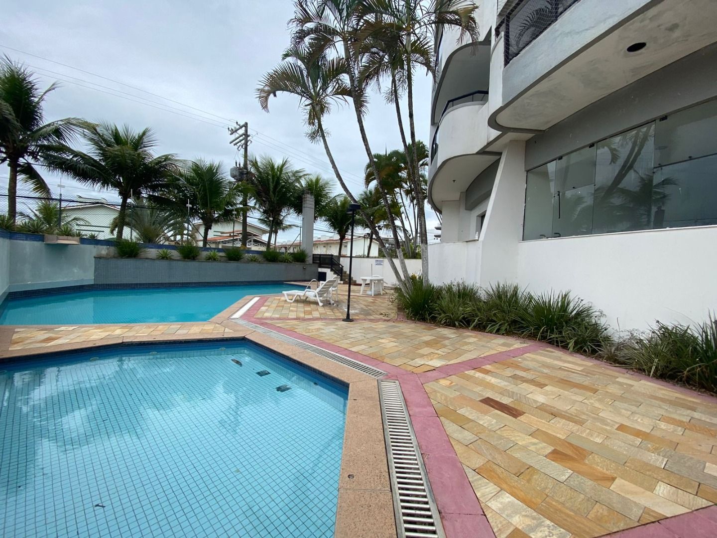 Apartamento Balneário Samburá – AP0314 Apartamento no Balneário Samburá, em Peruíbe, com 2 dormitórios, suíte, sacadas com vista para o mar, condomínio com lazer e segurança 24 horas.