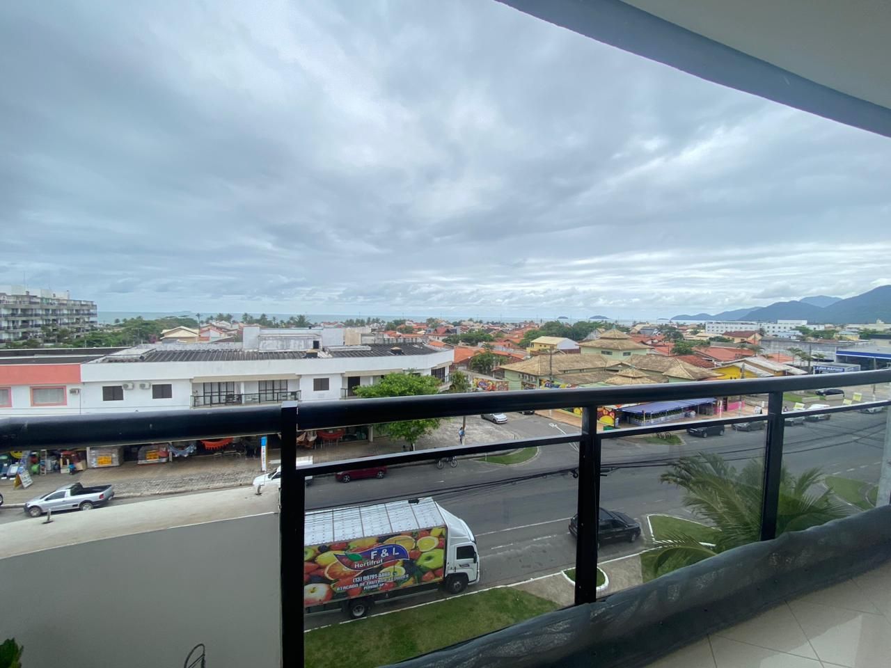 Apartamento Balneário Samburá – AP0314 Apartamento no Balneário Samburá, em Peruíbe, com 2 dormitórios, suíte, sacadas com vista para o mar, condomínio com lazer e segurança 24 horas.