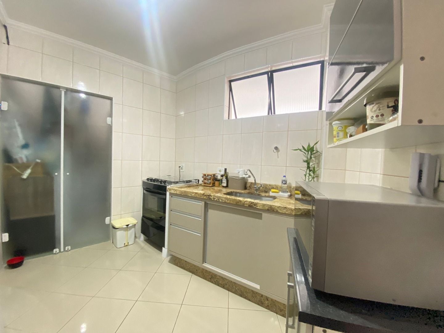 Apartamento Balneário Samburá – AP0314 Apartamento no Balneário Samburá, em Peruíbe, com 2 dormitórios, suíte, sacadas com vista para o mar, condomínio com lazer e segurança 24 horas.