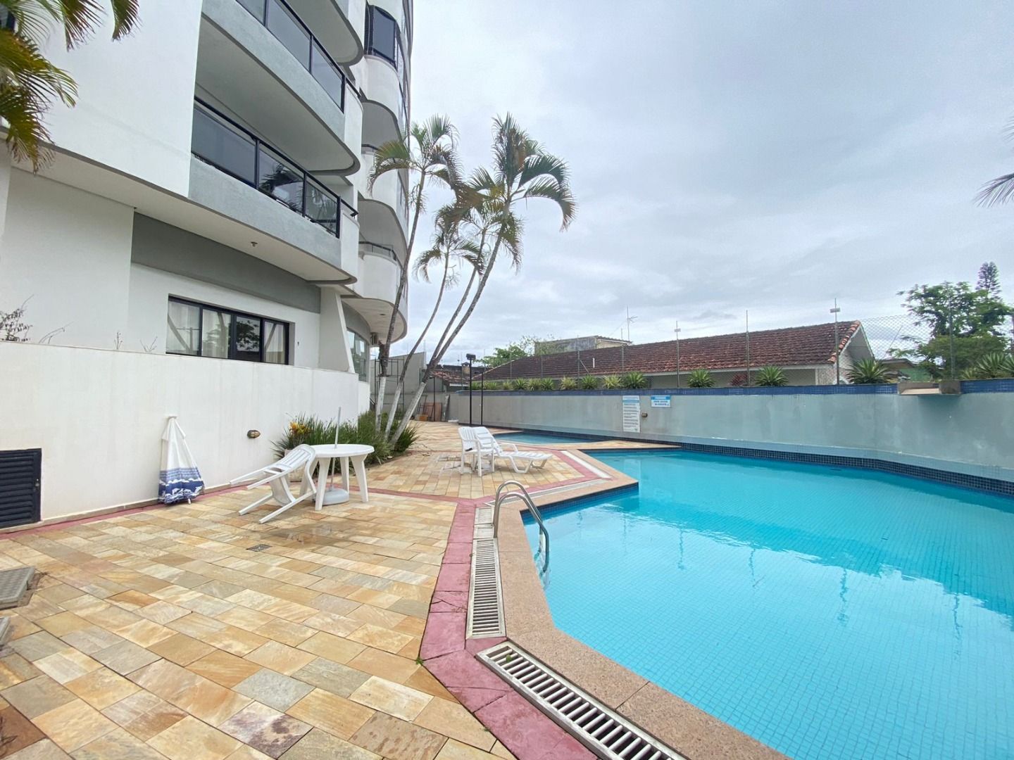 Apartamento Balneário Samburá – AP0314 Apartamento no Balneário Samburá, em Peruíbe, com 2 dormitórios, suíte, sacadas com vista para o mar, condomínio com lazer e segurança 24 horas.