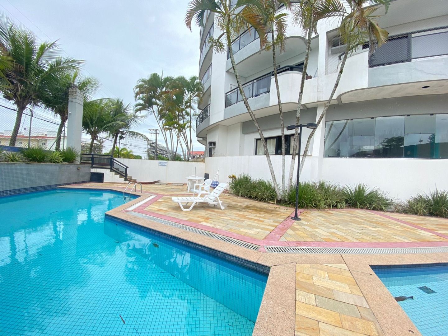 Apartamento Balneário Samburá – AP0314 Apartamento no Balneário Samburá, em Peruíbe, com 2 dormitórios, suíte, sacadas com vista para o mar, condomínio com lazer e segurança 24 horas.