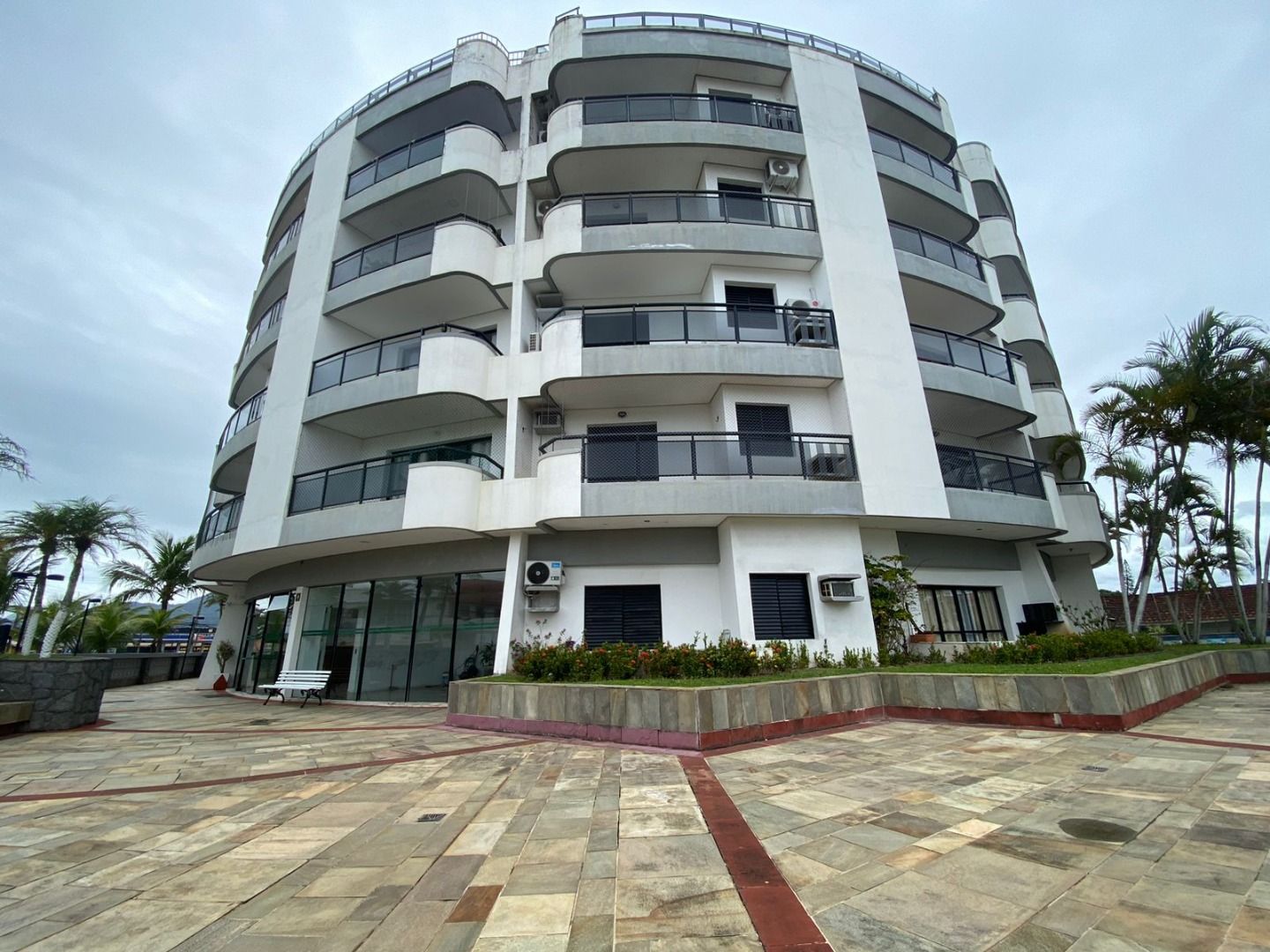 Apartamento Balneário Samburá – AP0314 Apartamento no Balneário Samburá, em Peruíbe, com 2 dormitórios, suíte, sacadas com vista para o mar, condomínio com lazer e segurança 24 horas.