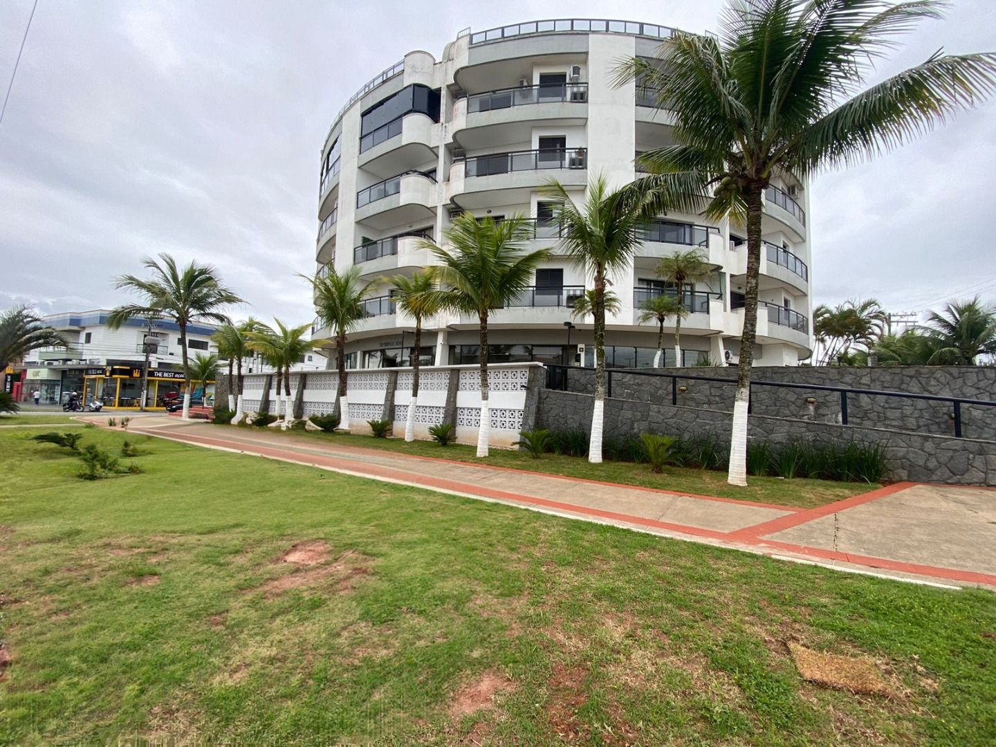 Apartamento Balneário Samburá – AP0314 Apartamento no Balneário Samburá, em Peruíbe, com 2 dormitórios, suíte, sacadas com vista para o mar, condomínio com lazer e segurança 24 horas.