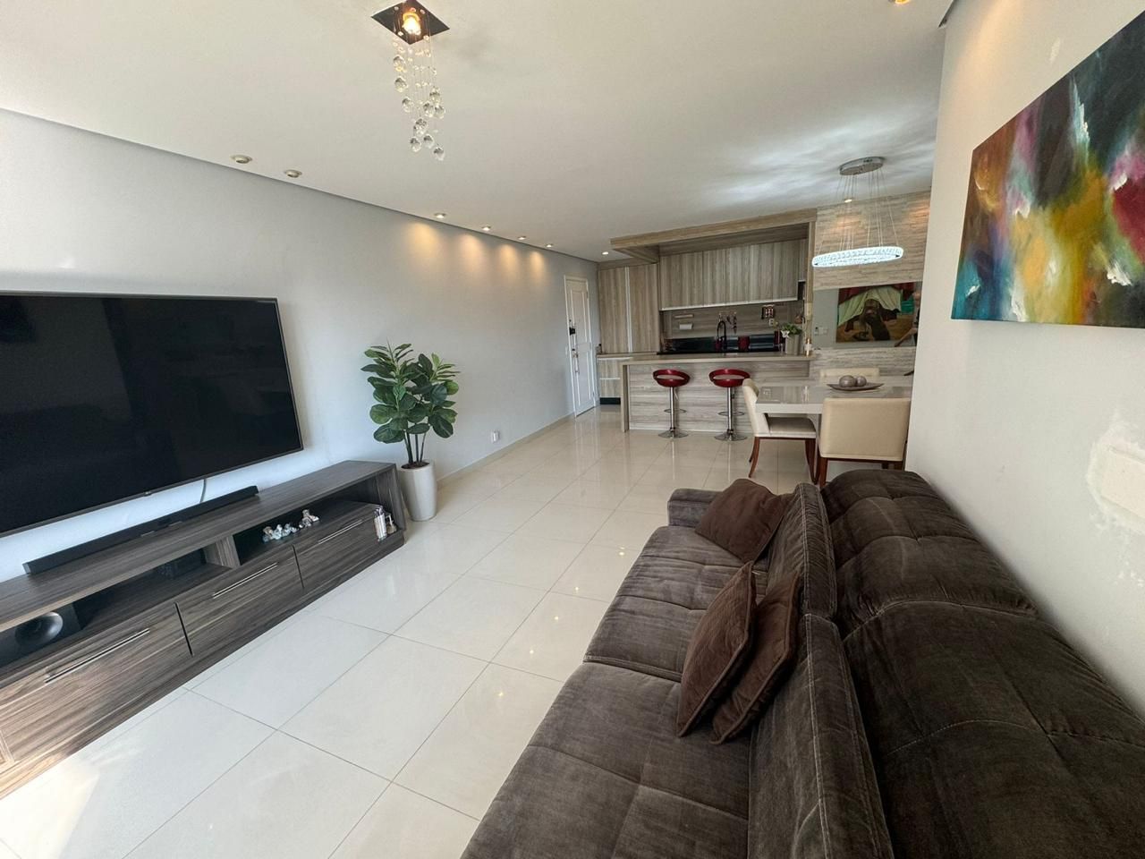 Apartamento no Condomínio Alpha Vita, em Alphaville, Santana de Parnaíba, com 110 m², 2 suítes, varanda espaçosa, cozinha planejada e condomínio com lazer completo.