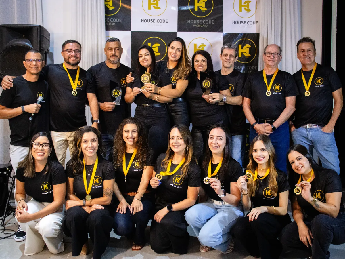 Equipe House Code em ambiente premium